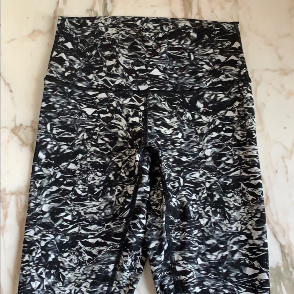 Lululemon wunder under - liquid platinum - EUC - Picture 4 of 6